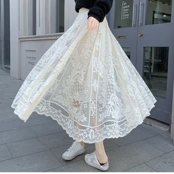 Haljina u Cheongsam stilu s visokim strukom i čipkastim prorezanim suknjom, midi duljina, široka silueta. Woolen