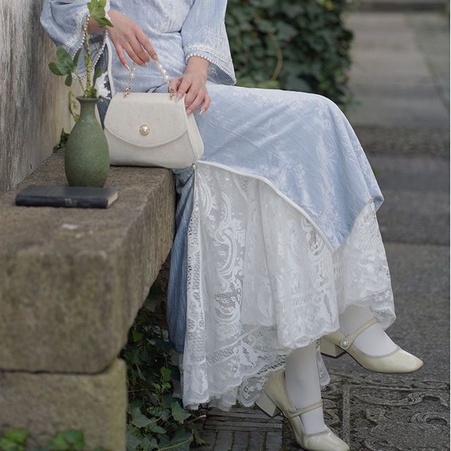Haljina u Cheongsam stilu s visokim strukom i čipkastim prorezanim suknjom, midi duljina, široka silueta. Woolen
