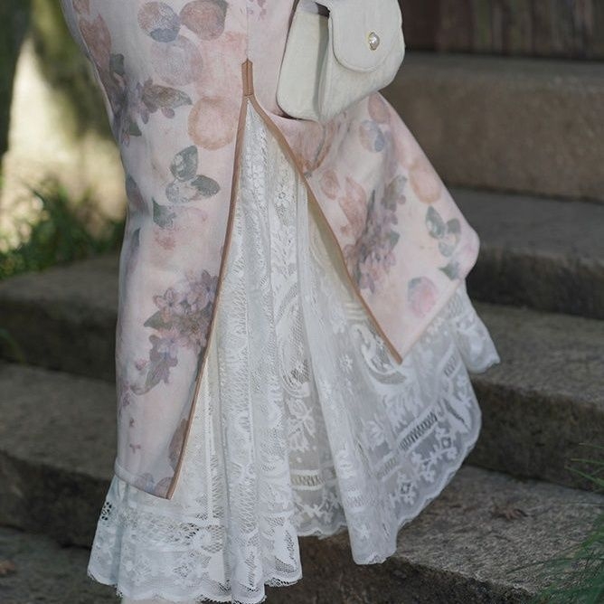 Haljina u Cheongsam stilu s visokim strukom i čipkastim prorezanim suknjom, midi duljina, široka silueta. Woolen