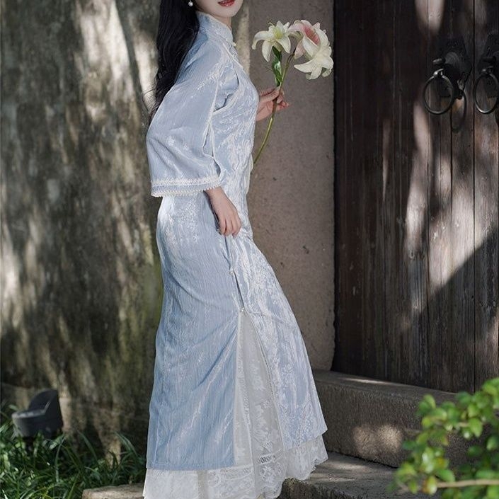 Haljina u Cheongsam stilu s visokim strukom i čipkastim prorezanim suknjom, midi duljina, široka silueta. Woolen