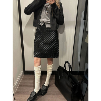 Suknja s točkicama (poliester; hip silueta; srednja duljina; flokiranje; jesen 2025)