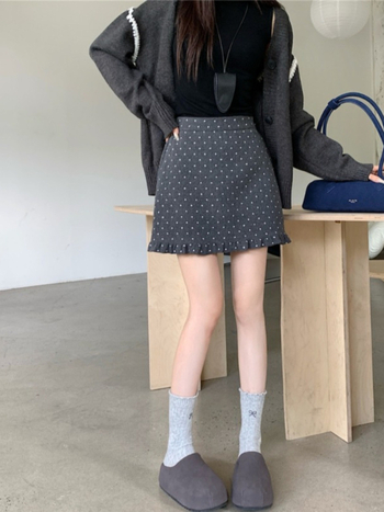 Suknja A-linije od vunene smjese s uzorkom valovito-točaka; tkanina vuna i elastan; jesen 2025