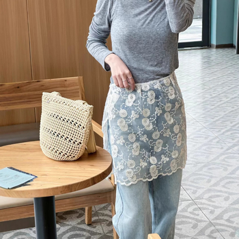 Csipkés 3D mintázatú szoknya, rétegzett kötény-fedő dizájn, középhosszú, 90–95% poliészter