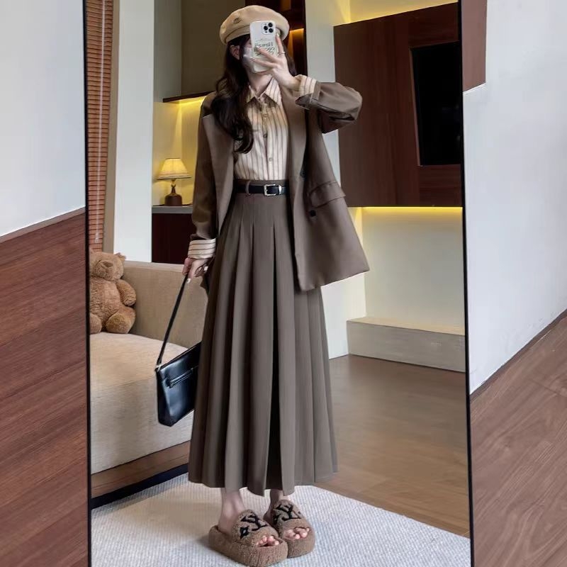 Elegáns kosztüm-stílusú pliszírozott szoknya, magas derék, középhosszú, mikroelasztikus anyag