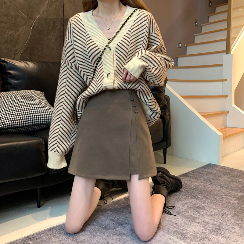 Szoknya, magas derekú, A-vonalú, rövid hasítékkal, téli 2024, gyapjú–poliészter keverék 50-70%