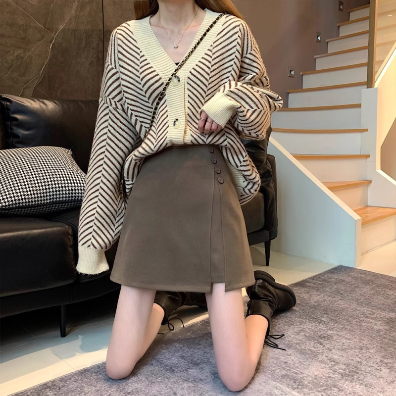 Szoknya, magas derekú, A-vonalú, rövid hasítékkal, téli 2024, gyapjú–poliészter keverék 50-70%