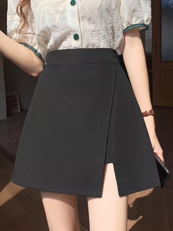 A vonalú szoknya poliészterből, 95% poliészter tartalom, vasalásmentes kezelés