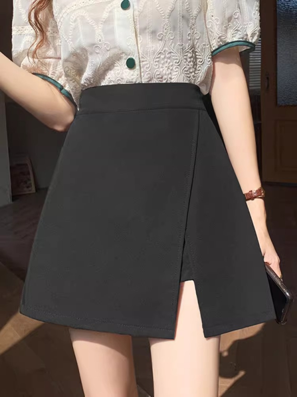 A vonalú szoknya poliészterből, 95% poliészter tartalom, vasalásmentes kezelés