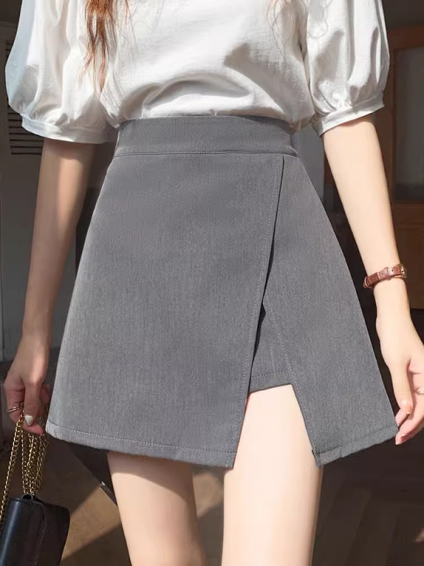 A vonalú szoknya poliészterből, 95% poliészter tartalom, vasalásmentes kezelés