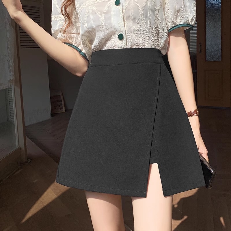 A vonalú szoknya poliészterből, 95% poliészter tartalom, vasalásmentes kezelés