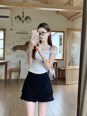 Hip-szoknya 3D mintával, vasalásmentes, poliészter anyag 80–90%, mikroelaszticitás, nyár 2025