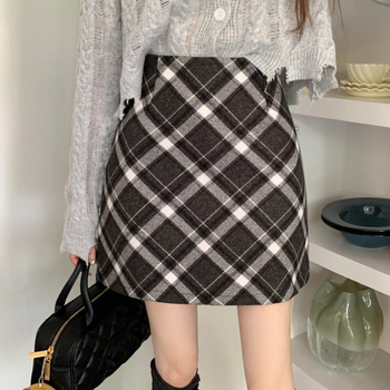 A-vonalú rövid szoknya kockás mintával és cipzárral, 2025 tavasz, városi mindennapi stílus
