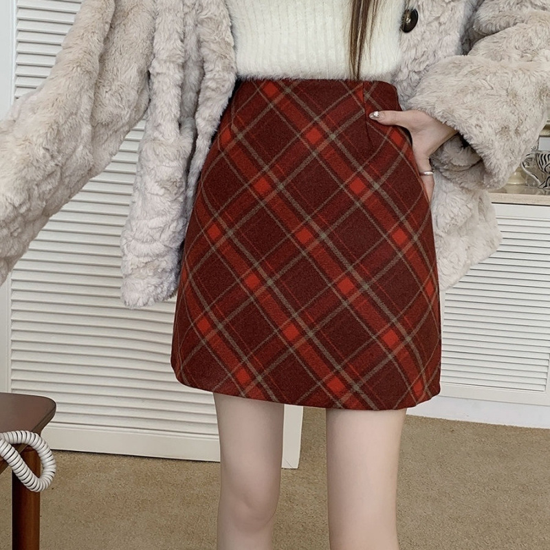 A-vonalú rövid szoknya kockás mintával és cipzárral, 2025 tavasz, városi mindennapi stílus