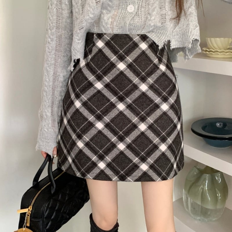 A-vonalú rövid szoknya kockás mintával és cipzárral, 2025 tavasz, városi mindennapi stílus