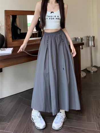 A vonalú hosszú szoknya varrott kollázs részletekkel, poliészter anyag 95%+, 2025 tavasz