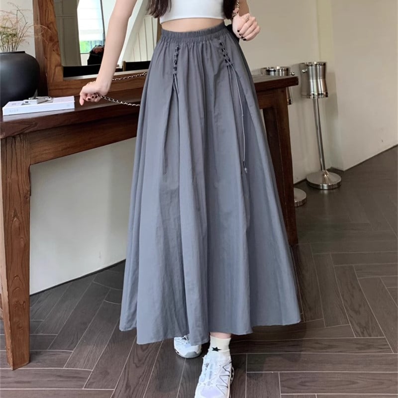 A vonalú hosszú szoknya varrott kollázs részletekkel, poliészter anyag 95%+, 2025 tavasz