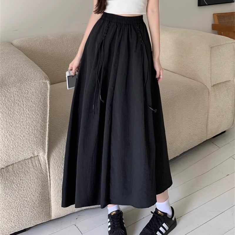 A vonalú hosszú szoknya varrott kollázs részletekkel, poliészter anyag 95%+, 2025 tavasz