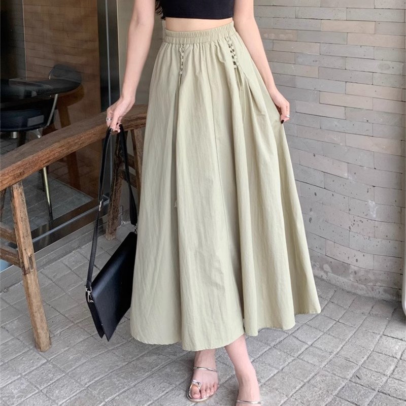 A vonalú hosszú szoknya varrott kollázs részletekkel, poliészter anyag 95%+, 2025 tavasz