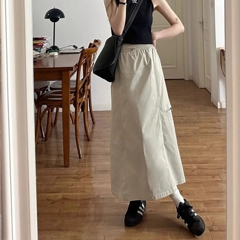 Egyszínű A-vonalú midi szoknya poliészterből, magas derékkal, elülső hasítékkal, poliészter tartalom 90–95%, tavasz 2025 megjelenés