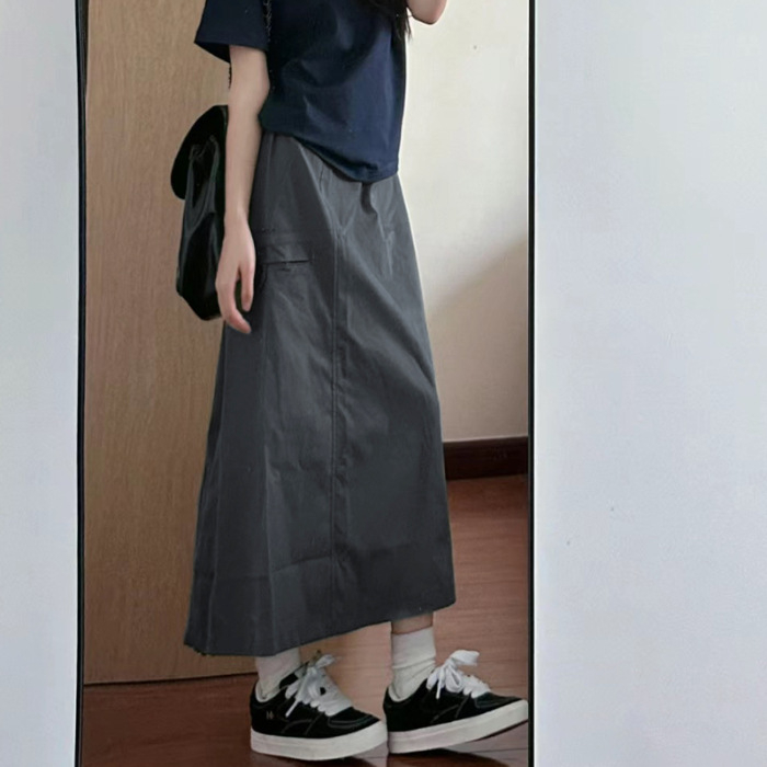 Egyszínű A-vonalú midi szoknya poliészterből, magas derékkal, elülső hasítékkal, poliészter tartalom 90–95%, tavasz 2025 megjelenés