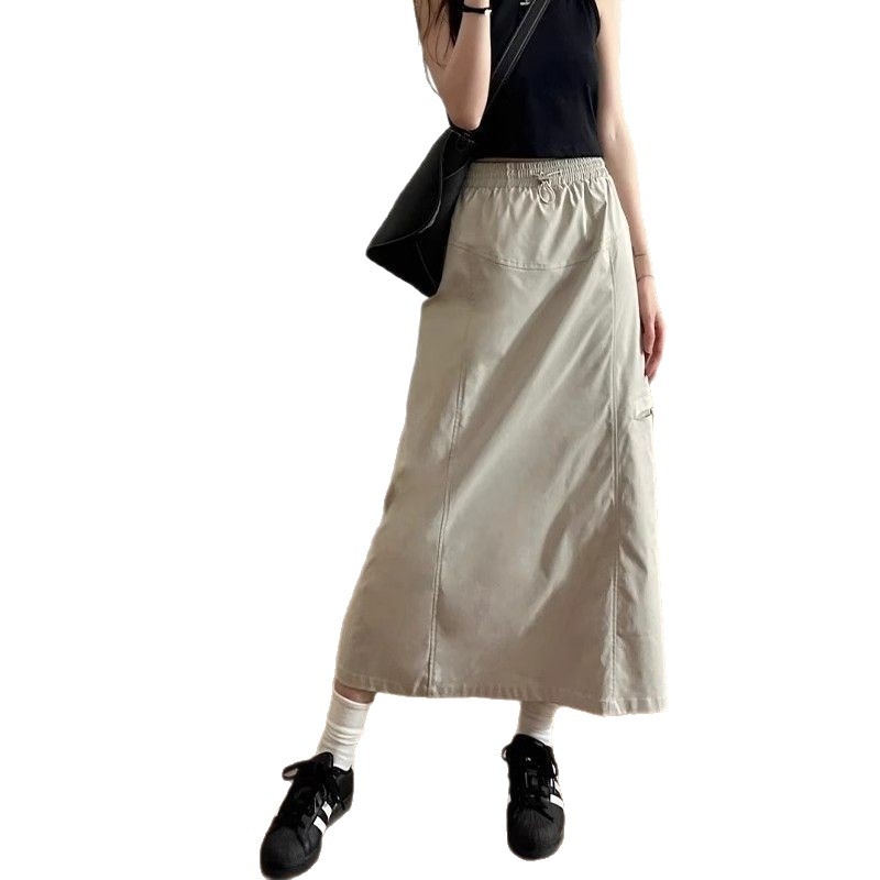 Egyszínű A-vonalú midi szoknya poliészterből, magas derékkal, elülső hasítékkal, poliészter tartalom 90–95%, tavasz 2025 megjelenés