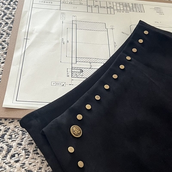 Rövid velúr A-vonalú szoknya bojtokkal és szegecsekkel, magas derék