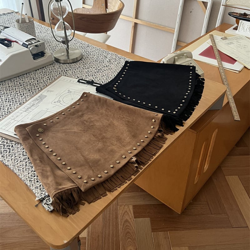 Rövid velúr A-vonalú szoknya bojtokkal és szegecsekkel, magas derék