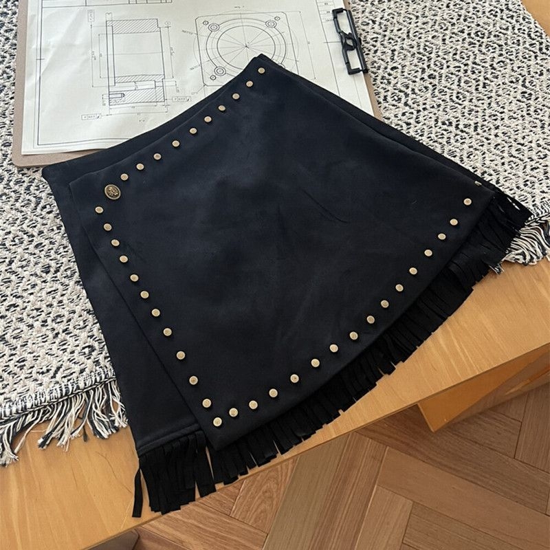 Rövid velúr A-vonalú szoknya bojtokkal és szegecsekkel, magas derék