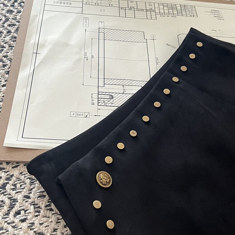 Rövid velúr A-vonalú szoknya bojtokkal és szegecsekkel, magas derék