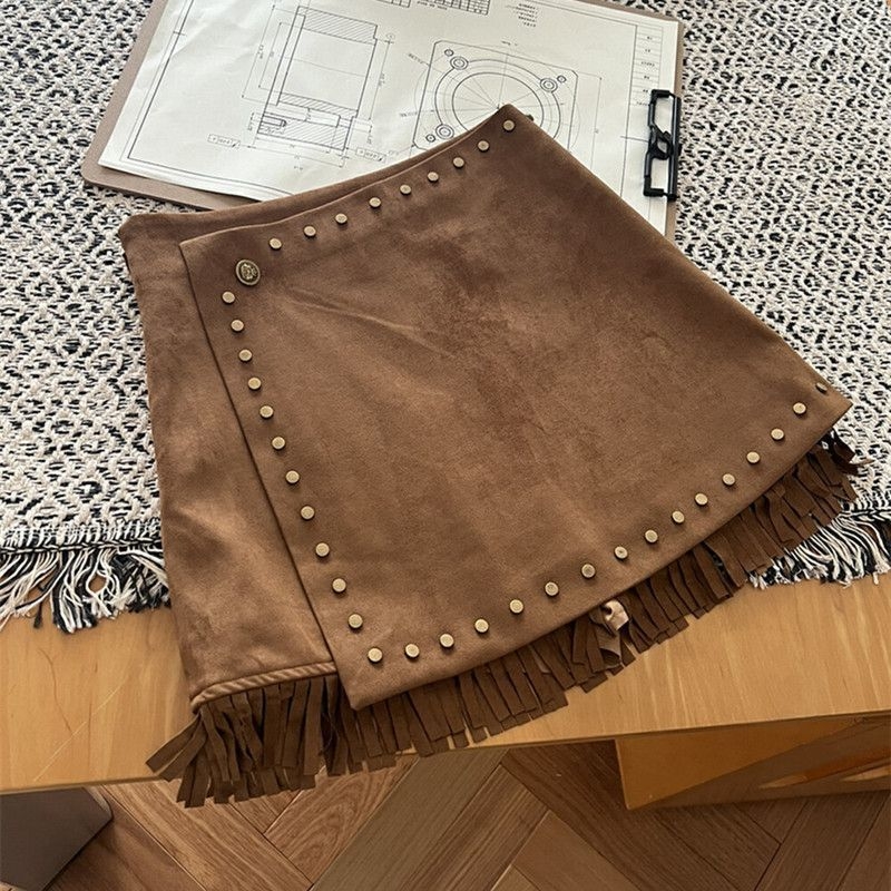 Rövid velúr A-vonalú szoknya bojtokkal és szegecsekkel, magas derék