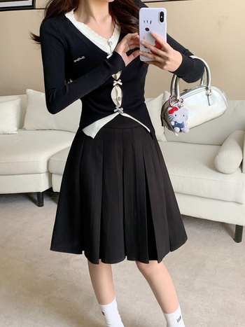 A-vonalú pliszírozott midi szoknya, magas derekú, poliészter (70–80%), 2025 tél