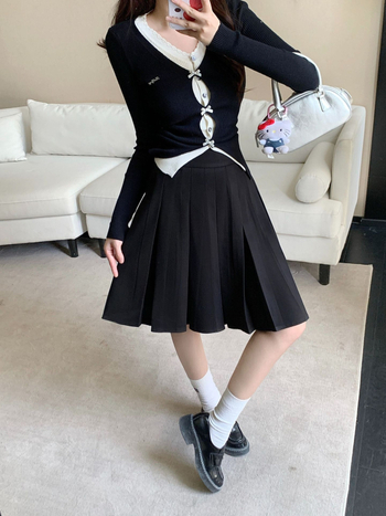 A-vonalú pliszírozott midi szoknya, magas derekú, poliészter (70–80%), 2025 tél