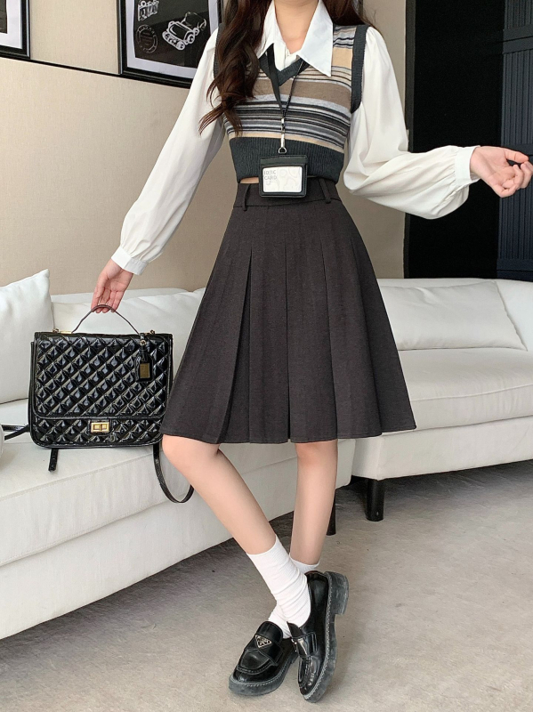 A-vonalú pliszírozott midi szoknya, magas derekú, poliészter (70–80%), 2025 tél