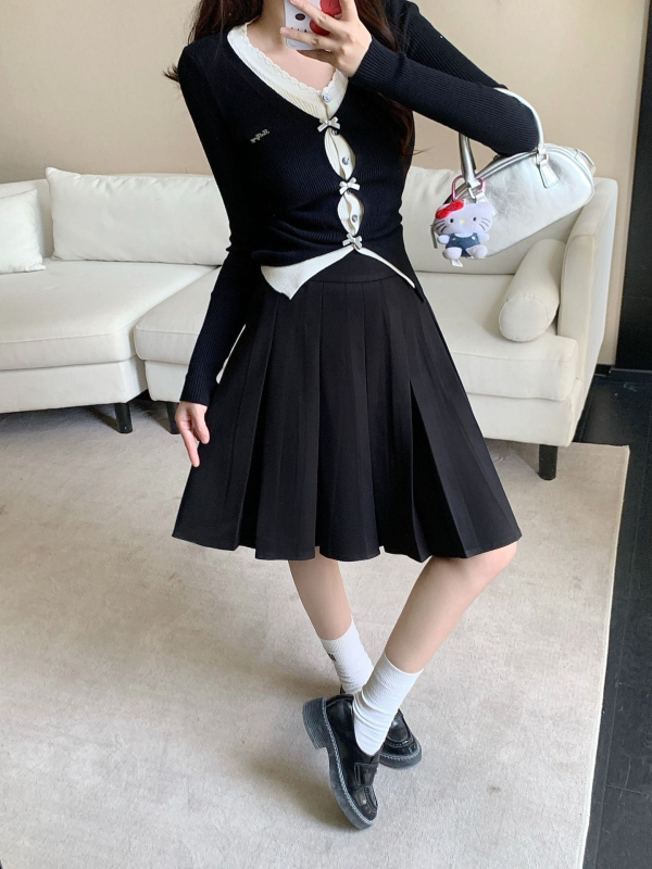 A-vonalú pliszírozott midi szoknya, magas derekú, poliészter (70–80%), 2025 tél