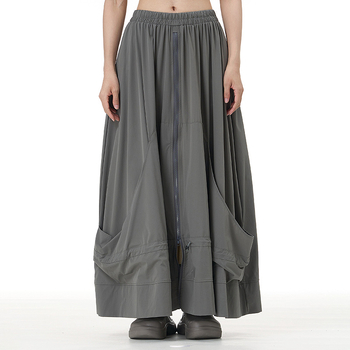 Japán-stílusú cipzár-applikációval ellátott A-vonalú midi szoknya, absztrakt mintával, pamut-nylon keverék, kollázs- vagy összevarrási kivitelezés, 2025 ősz