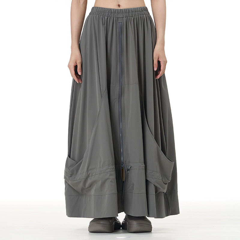 Japán-stílusú cipzár-applikációval ellátott A-vonalú midi szoknya, absztrakt mintával, pamut-nylon keverék, kollázs- vagy összevarrási kivitelezés, 2025 ősz