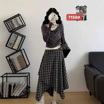 Plus-size color-block faux dvodijelni set: T-shirt s dugim rukavima i blazer-suknja u kariranom uzorku, visokim strukom, od poliestera i pamuka (70–80% poliestera, 30–50% pamuka)