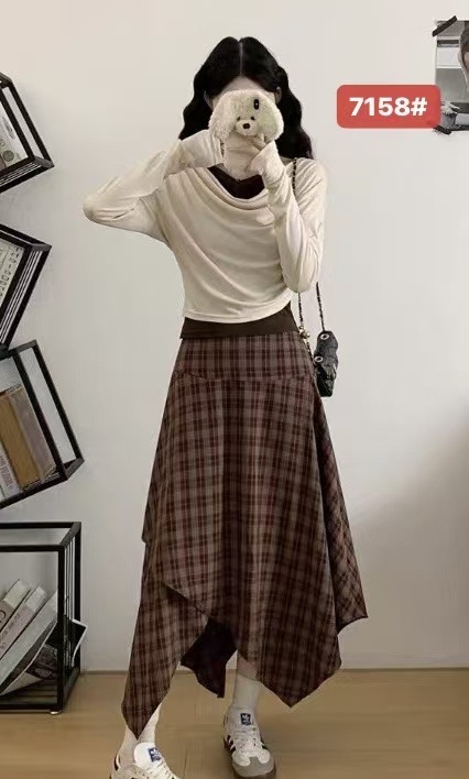 Plus-size color-block faux dvodijelni set: T-shirt s dugim rukavima i blazer-suknja u kariranom uzorku, visokim strukom, od poliestera i pamuka (70–80% poliestera, 30–50% pamuka)