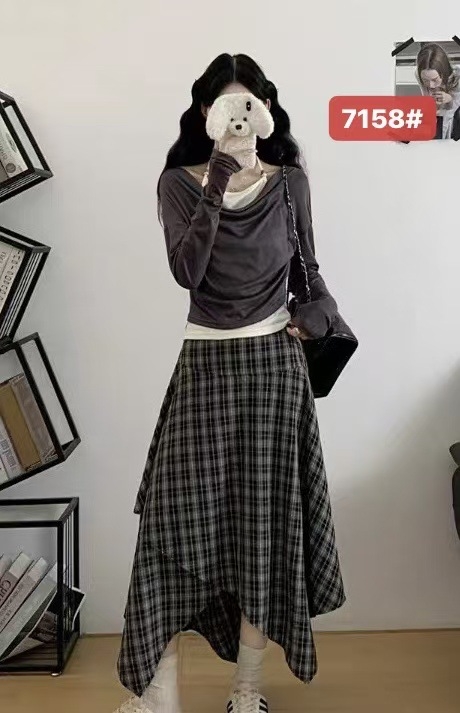 Plus-size color-block faux dvodijelni set: T-shirt s dugim rukavima i blazer-suknja u kariranom uzorku, visokim strukom, od poliestera i pamuka (70–80% poliestera, 30–50% pamuka)