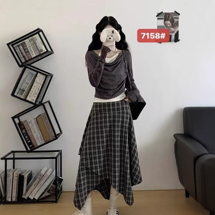 Plus-size color-block faux dvodijelni set: T-shirt s dugim rukavima i blazer-suknja u kariranom uzorku, visokim strukom, od poliestera i pamuka (70–80% poliestera, 30–50% pamuka)