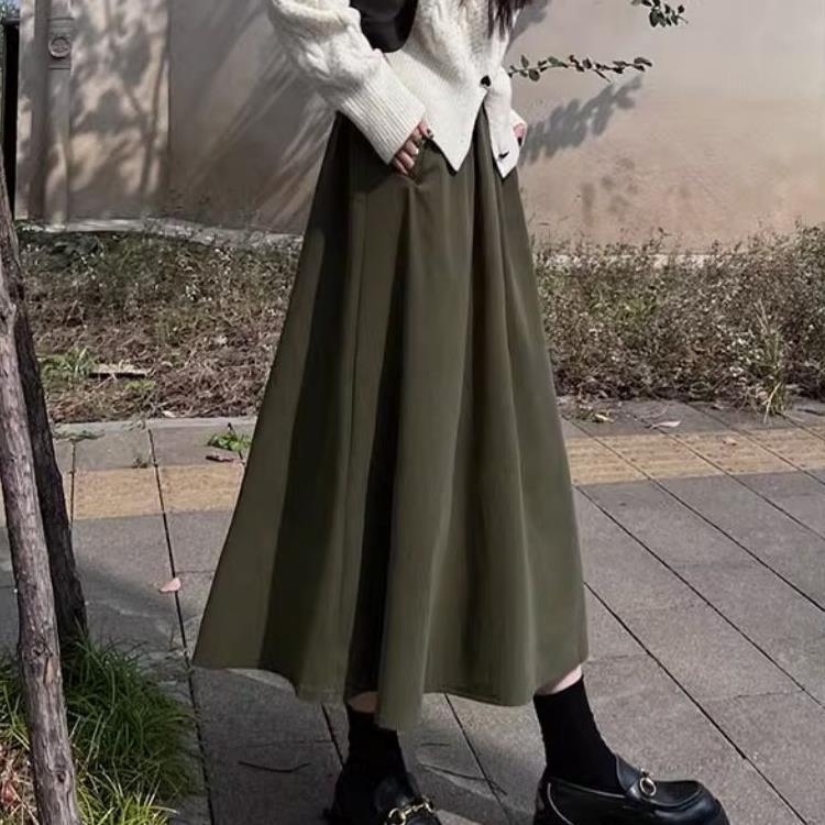 Sijonas su skėtuko forma, vidutinio ilgio, poliesteris 90–95%, be elastinės, su etikete