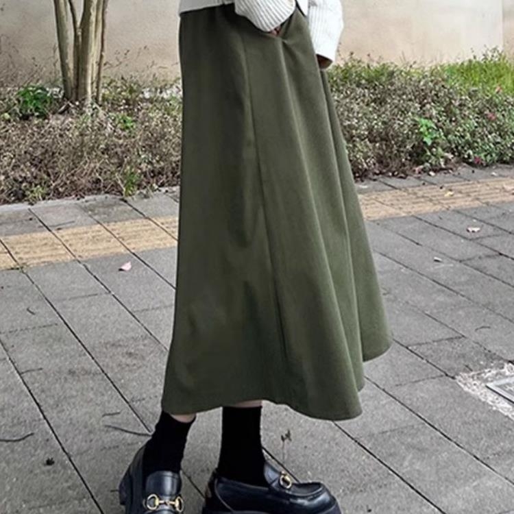 Sijonas su skėtuko forma, vidutinio ilgio, poliesteris 90–95%, be elastinės, su etikete