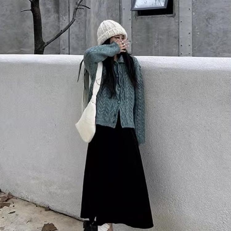 Sijonas su skėtuko forma, vidutinio ilgio, poliesteris 90–95%, be elastinės, su etikete