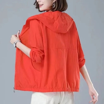 Žensko UV zaštitno jakna s dugim rukavima i kapuljom, lagani najlon (>96%), proljeće 2023