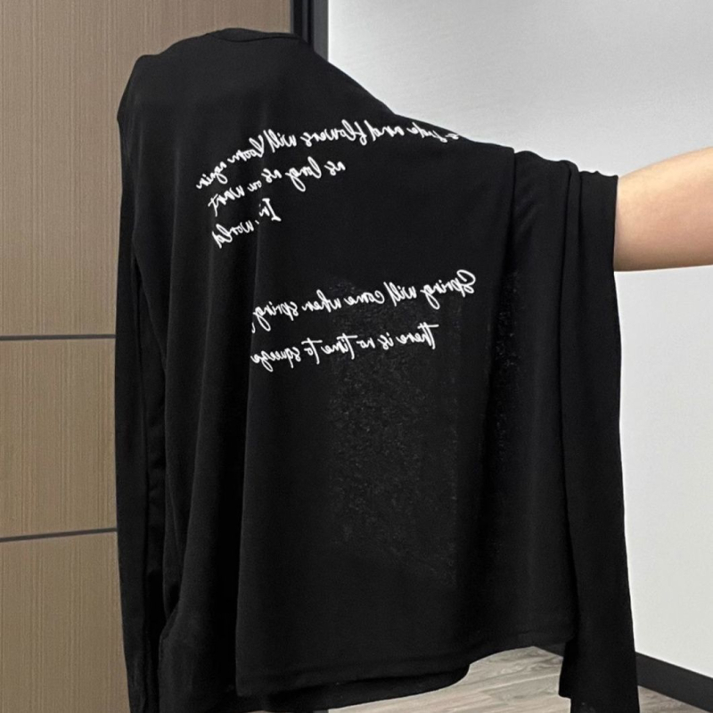 Nylon majica s dugim rukavima, opuštenog kroja, tankom tkaninom, ljeto 2025