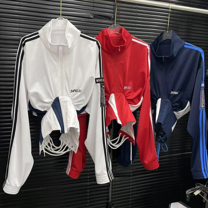 Ženska kratka jakna od pamuka, američki retro stil, kontrastni uzorak, istaknuti struk uz pomoć pojasa, stojeći ovratnik i zatvarač.
