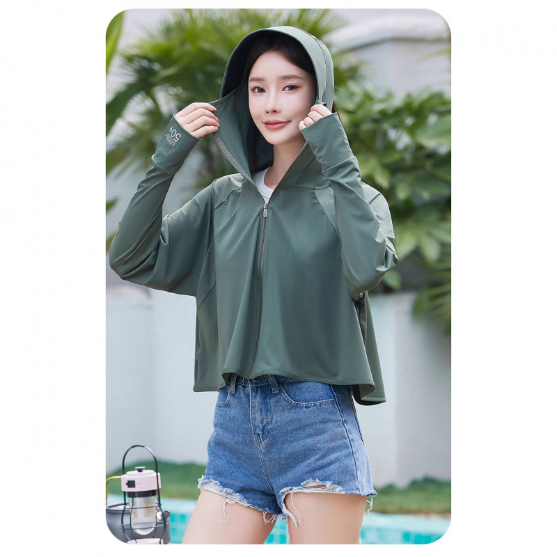 Ženska odjeća za zaštitu od sunca u stilu plašta, prozračan poliester, slobodan kroj, dugi rukavi, zatvarač, duljina 50–65 cm, sastav 90–95% poliester + 30–50% sekundarnog poliester