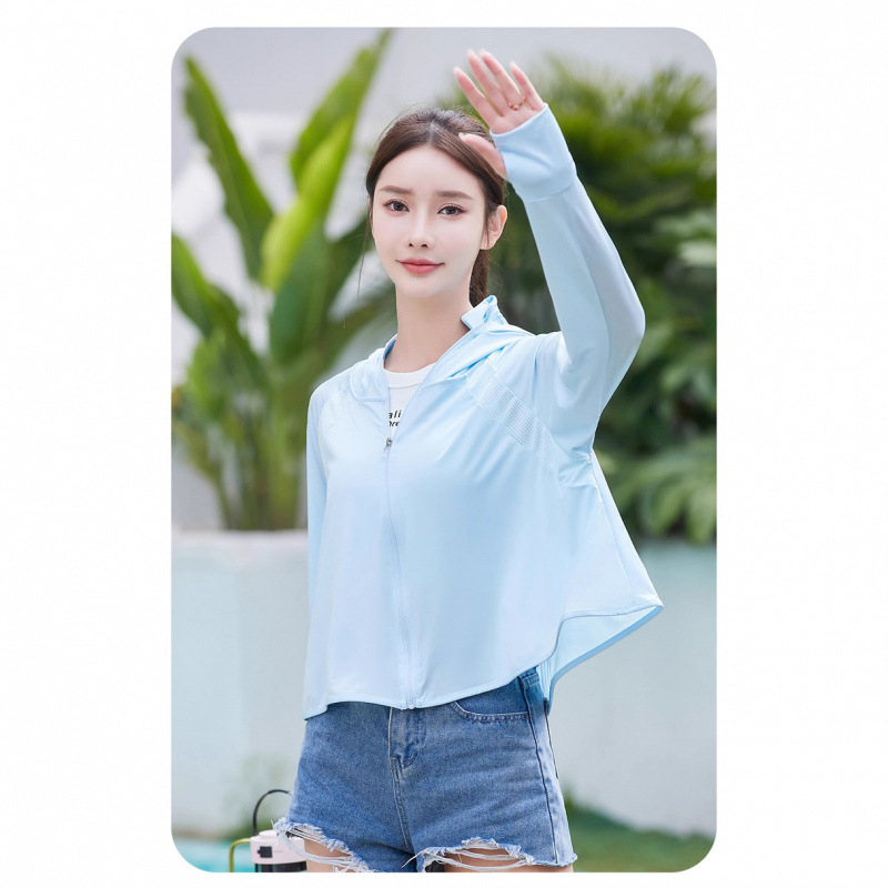 Ženska odjeća za zaštitu od sunca u stilu plašta, prozračan poliester, slobodan kroj, dugi rukavi, zatvarač, duljina 50–65 cm, sastav 90–95% poliester + 30–50% sekundarnog poliester