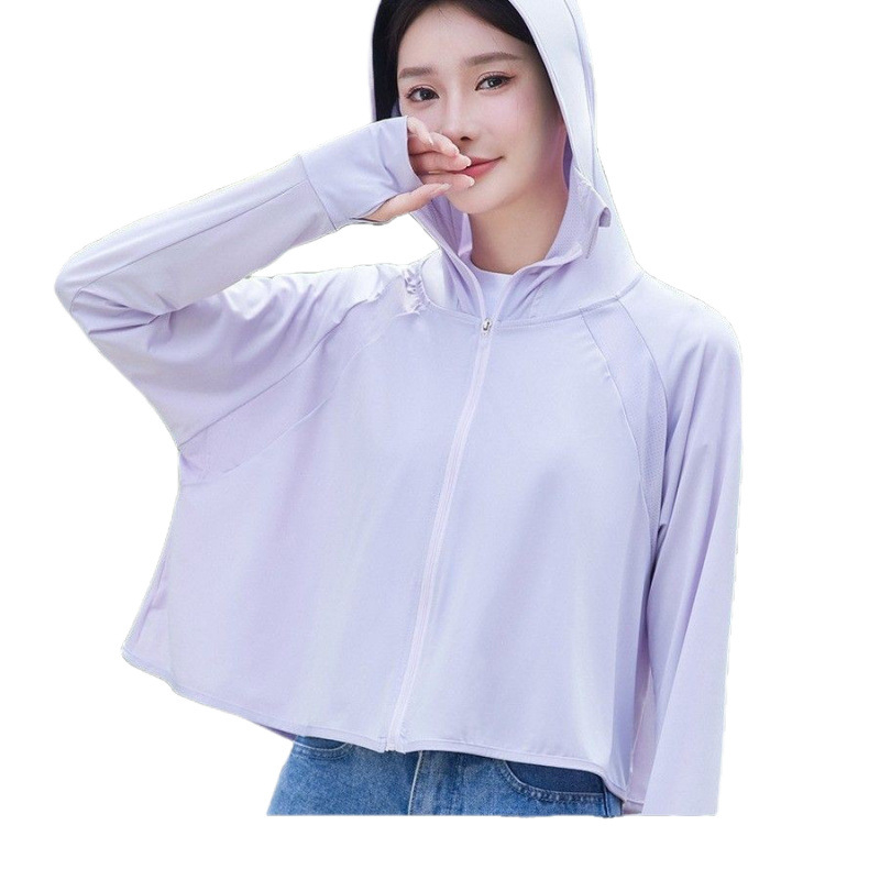 Ženska odjeća za zaštitu od sunca u stilu plašta, prozračan poliester, slobodan kroj, dugi rukavi, zatvarač, duljina 50–65 cm, sastav 90–95% poliester + 30–50% sekundarnog poliester