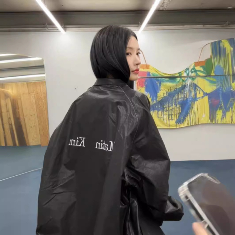 Ženski jaket s slobodnim krojem, stojeći ovratnik, zatvaranje na zip, print dizajn, poliester materijal